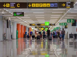 عجیب ترین راه مهاجرت غیرقانونی: مسافران حین فرود اضطراری هواپیما در اسپانیا فرار کردند