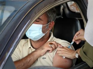 معاون وزارت بهداشت ایران: قصد داشتیم از اول آذر واکسن کرونا به مردم بفروشیم