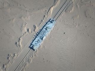 ساخت ماکت‌های دقیق کشتی‌های جنگی آمریکا برای هدف‌گیری در صحرایی در چین