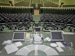 جدال دو نماینده‌ درباره‌ی میزان اطاعت مجلس از رهبری