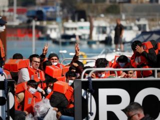 ورود غیرقانونی بیش از هزار پناهجو به خاک بریتانیا تنها در یک روز