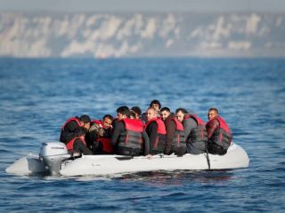 گذر صدها پناهجو از کانال مانش؛ فرانسه: مشکل «قانون کار» بریتانیاست