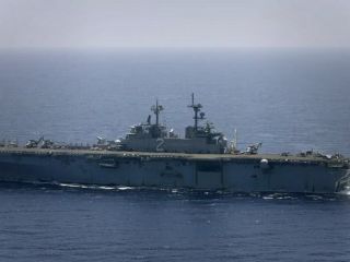 پرواز بسیار نزدیک یک  بالگرد ایرانی از کنار رزم‌ناو آمریکایی + ویدیو