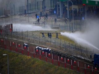 ناآرامی‌های شدید در مرز بلاروس؛ مهاجران مضطرب از ساخت دیوار با نظامیان لهستان درگیر شدند