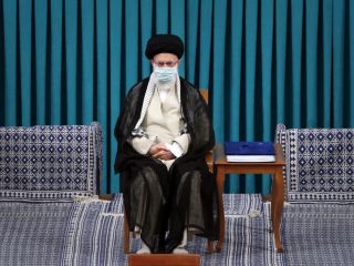 خامنه‌ای : تشویق جوان نخبه به ترک کشور خیانت است