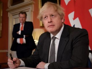 جانسون: گزینه فرستادن پول نقد به ایران برای پرداخت بدهی ارزش بررسی دارد