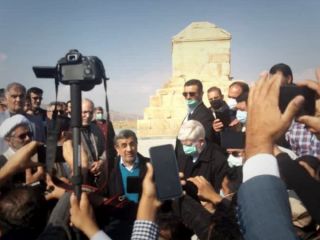 احمدی‌نژاد در پاسارگاد: کوروش قابل حذف نیست + ویدیو