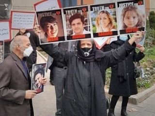 شعار مرگ بر خامنه ای و مرگ بر جمهوری اسلامی در تجمع  مقابل دادگاه نظامی در تهران