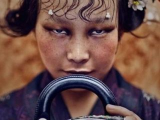 عذرخواهی عکاس چینی برای «چشم‌های کوچک» در عکس برند دیور