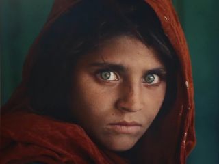 ایتالیا به «دختر افغانِ» روی جلد نشنال جئوگرافیک پناهندگی داد