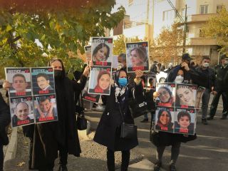 تجمع مجدد خانواده‌های قربانیان پرواز ۷۵۲مقابل دادگاه نظامی: شلیک عمدی بود