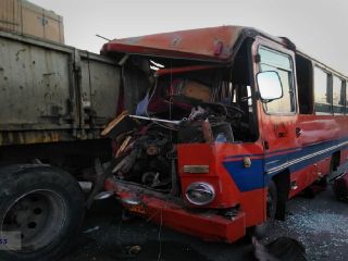 تصادف شدید مینی‌بوس با تریلر در جاده خاوران تهران