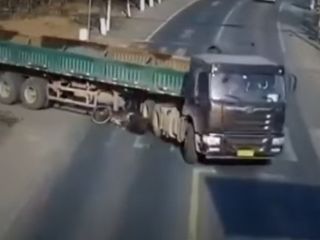 خو‌ش شانسی دوچرخه سوار پس از برخورد تریلی