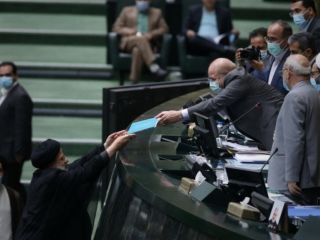 افزایش چشمگیر بودجه سپاه پاسداران و صداوسیما و حذف دلار ۴۲۰۰ تومانی در لایحه بودجه ۱۴۰۱