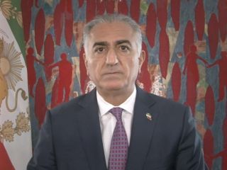 رضا پهلوی: علی خامنه‌ای از مادر «دادخواه و استوار» ستار بهشتی می‌ترسد