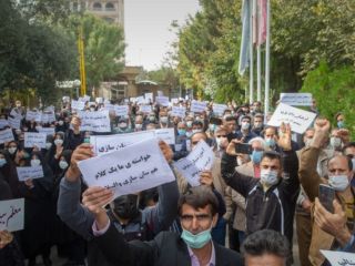 افزایش حقوق و مزایای معلمان ایران پس از اعتراضات گسترده تصویب شد