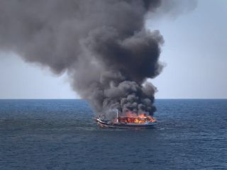 نجات ملوانان ایرانی توسط آمریکایی‌ها از کشتی حامل مواد مخدر+ ویدیو