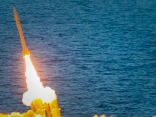 ایران در رزمایش نظامی خلیج فارس موشک‌های بالستیک شلیک کرد