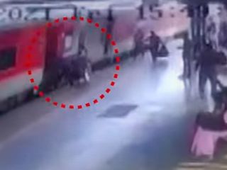 نجات معجزه آسای زنی که روی ریل قطار افتاد