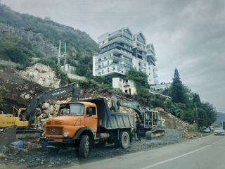 در ۵۰۰ متری قلعه تاریخی مارکو در رامسر مازندران، برجی وسط کوه و جنگل ساخته اند!