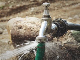 وزیر نیرو با اشاره به قرارداد ۳۰ هزار میلیارد تومانی سپاه برای انتقال آب: برای شهرها پروژه ویژه داریم