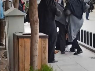 زنی که پس از لگد کردن عمامه یک آخوند بازداشت شد، با دو اتهام جداگانه مواجه است