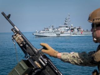 نیروی دریایی آمریکا می‌گوید از یک کشتی «که احتمالاً از ایران آمده‌» ۳۸۵ کیلوگرم هروئین کشف کرده است