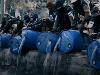 استخبارات افغانستان ۳هزار لیتر مشروب الکلی را در کابل به کانال آب ریخت + ویدیو