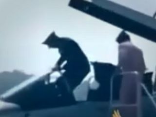 تست جنگنده F-۱۴ Tomcat توسط محمدرضا شاه سال ۱۹۷۲ قبل از سفارش۸۰ فروند