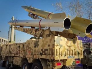 نمایش موشک‌های سپاه در خیابان‌های تهران، در آستانه سالگرد حمله موشکی به عین‌الاسد