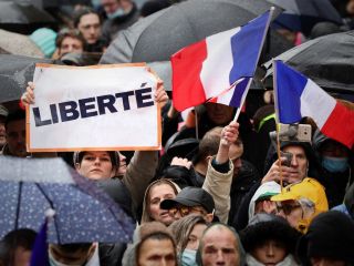 مخالفان واکسیناسیون اجباری در فرانسه خطاب به ماکرون: «ما هم حالت را می‌گیریم!»