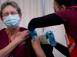 ایالت کبک کانادا از کسانی که واکسن نزنند مالیات می‌گیرد