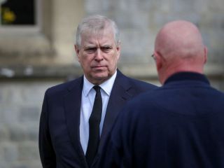 شاهزاده اندرو، امتیازات سلطنتی و عناوین نظامی خود را از دست داد