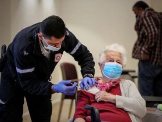 «دوز چهارم هم برای مقابله با اومیکرون کافی نیست»