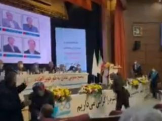 درگیری در مجمع عمومی بانک دِی + ویدیو