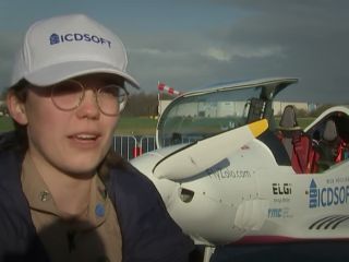 دختر ۱۹ ساله که به تنهایی دور دنیا پرواز کرد
