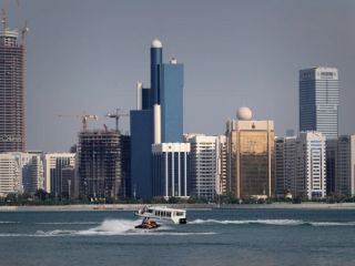 امارات از منهدم کردن دو موشک بالستیک در آسمان ابوظبی خبر داد