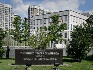 در پی بالا گرفتن «تهدید نظامی روسیه» ، آمریکا خانواده دیپلمات هایش را از اوکراین خارج می کند