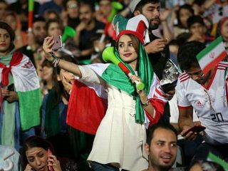 حوزه علمیه قم به رئیسی نامه نوشت: نگذارید زنان به ورزشگاه وارد شوند