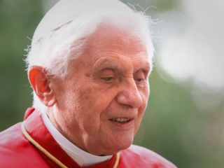 سیل درخواست‌های مردم برای ترک کلیسا در پی افشای تجاوزهای جنسی و «دروغگویی» پاپ بندیکت