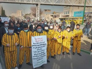 تجمع مردان معترض به قانون مهریه مقابل مجلس ، یک بام و دو هوا