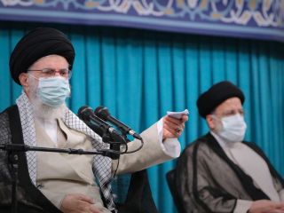 خامنه‌ای تقصیر وضعیت وخیم اقتصادی را متوجه «مسئولان دولتی دهه ۹۰» دانست