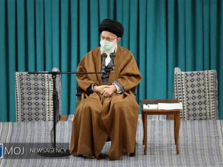 خامنه‌ای: مسئولان دولتی و دولت در اقتصاد دخالت نکنند