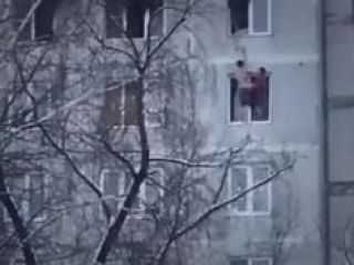 صحنه دیدنی نجات زنی از آتش سوزی ساختمان ۱۲ طبقه توسط پسران همسایه