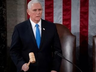 مایک پنس: آقای ترامپ در اشتباه است. من هیچ حقی برای تغییر نتیجه انتخابات نداشتم