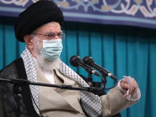 خامنه‌ای: نمی‌توانیم همیشه در موضع دفاعی بمانیم