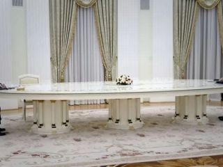 مکرون هم در مسکو سر همان میزی نشست که رئیسی نشسته بود