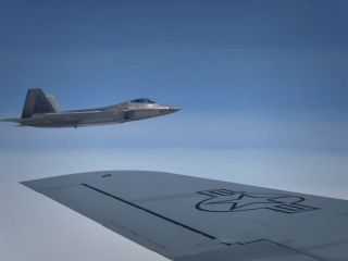 به دنبال تشدید حملات حوثی ها ،جنگنده‌های اف-۲۲ آمریکا وارد امارات شدند