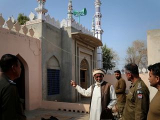 مردم روستایی در پاکستان مردی را به اتهام سوزاندن قرآن به طرز فجیعی کشتند