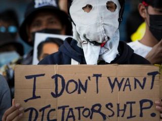 تعداد حکومت‌های خودکامه از حکومت‌های دمکراتیک بیشتر شده است